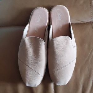 TOMS Soft Leather FlipFlops